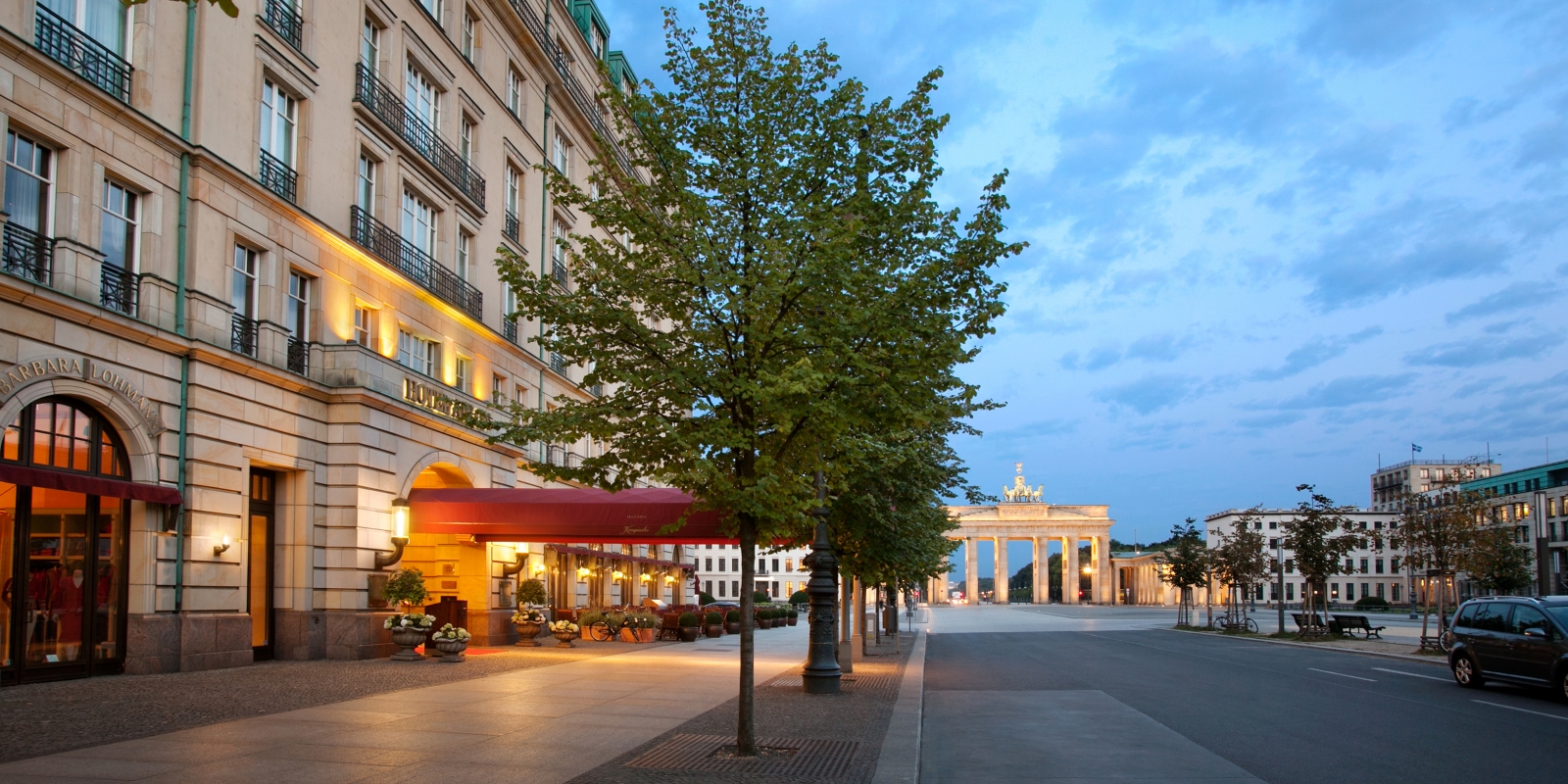 Hotel Adlon am Brandenburger Tor zur blauen Stunde