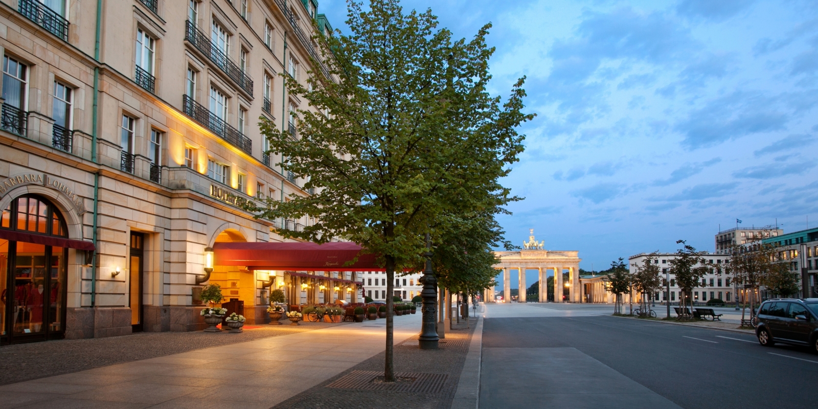 Hotel Adlon am Brandenburger Tor zur blauen Stunde