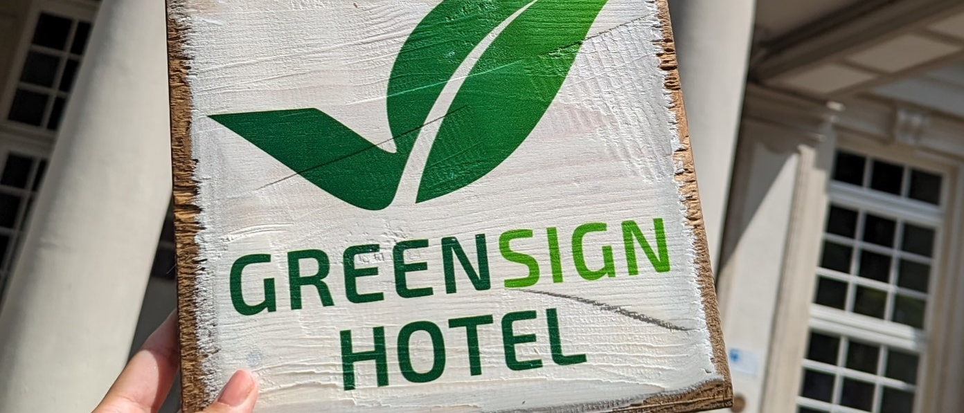 GreenSign Label Audit - alle drei von der Jagdfeld Real Estate in Eigenregie geführten Hotels (Parkhotel Quellenhof Aachen, Strandhotel Zingst, c/o56 Hotel Chemnitz) haben 2023 das Zertifikat der Stufe 4 von 5 erhalten.